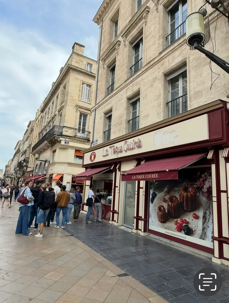 親民版店外排隊的人，大家都要吃便宜的