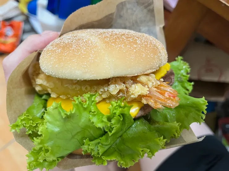 炸蝦天婦羅安格斯牛肉堡。