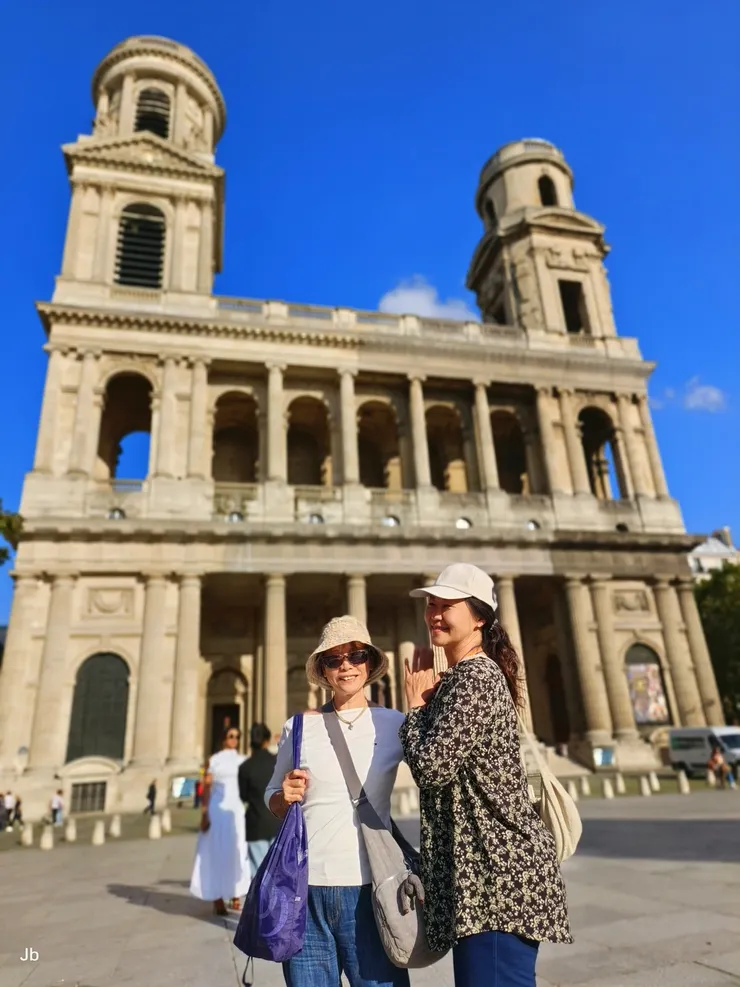 【離開前，美女們在教堂前合影。】