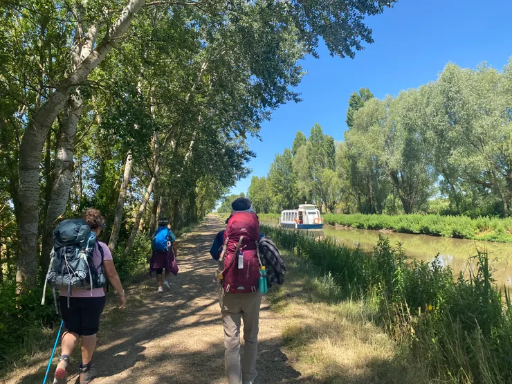 這一段小運河很美，還有船在上面行駛。