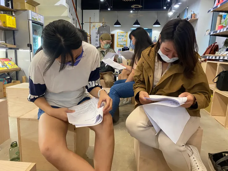 完全入戲～超專注😅