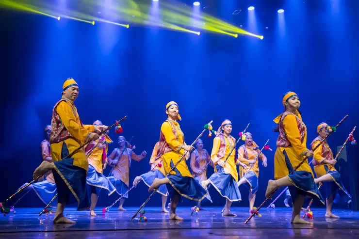 從頭巾、背心、長庫塔、長裙（Lungi），到手中的棍子，每個細節都講究——真的一點也不馬虎！