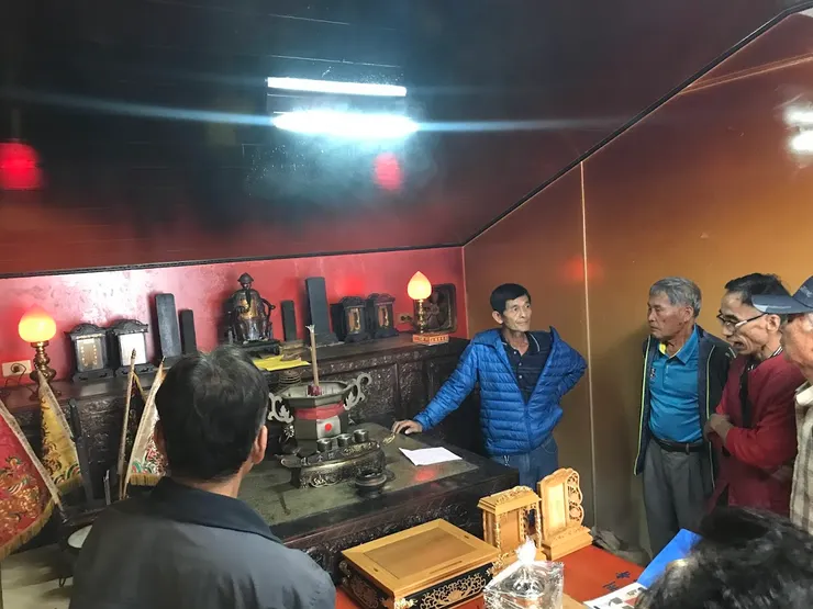 龍益行｜台南佛具店・金紙店・宗教百貨・神主牌雕刻・拜拜用品 專精神主牌雕刻與祖先牌位製作，提供佛具、金紙、神桌、拜拜用品等完整祭祀用品。 服務包含：擇日安神位、安祖先、神桌安裝，並支援外縣市宅配。