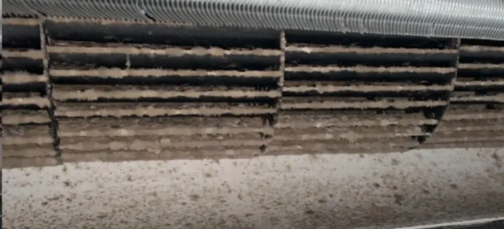 冷氣使用幾個月後風鼓就會佈滿髒污