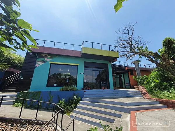 從左邊的樓梯上去，可以到屋頂平台