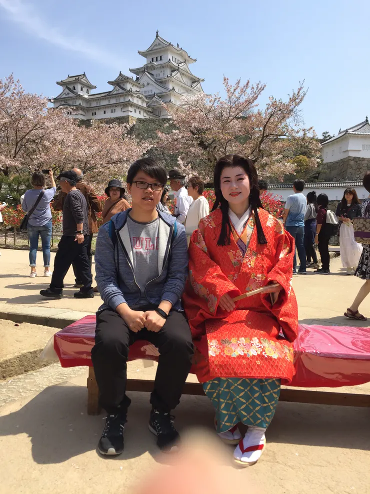 櫻花季的姬路城 (請忽略鏡頭前的手指頭XD)