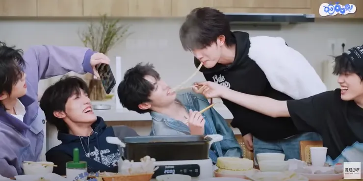 笑死,咬住後都不敢動 哈哈哈哈哈!左航還拿手機在那裏錄影🤣🤣🤣