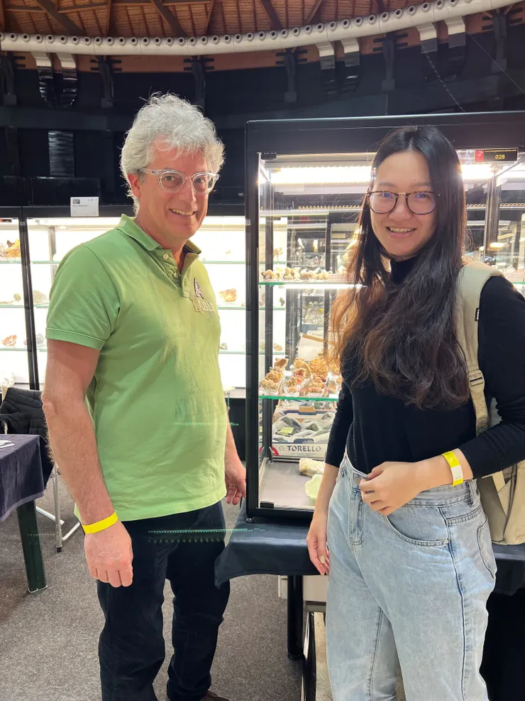 這位就是在波隆那礦物展上遇見的,跑去冰島跟希臘挖礦的礦商大哥