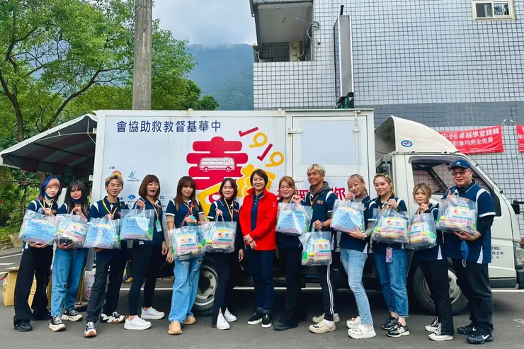 圖說：曼都髮型連續第九年參與「1919幸福巴士」，曼都髮型董事長賴淑芬率領專業設計師團隊整裝待發，準備將愛與專業帶進台灣偏鄉角落。（資料來源：曼都髮型）