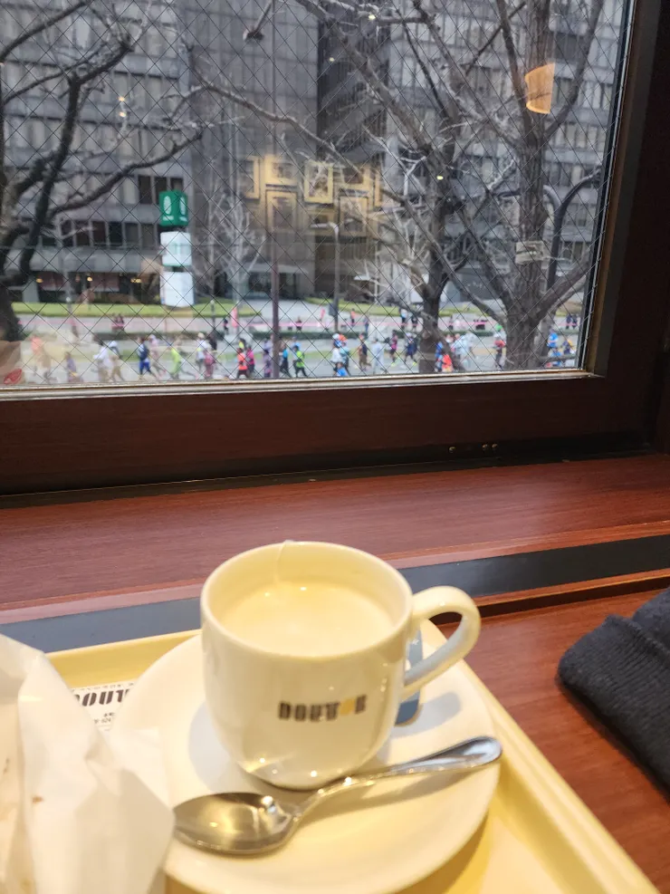 可以欣賞窗外風景的面窗座位,外面正好是大阪馬拉松