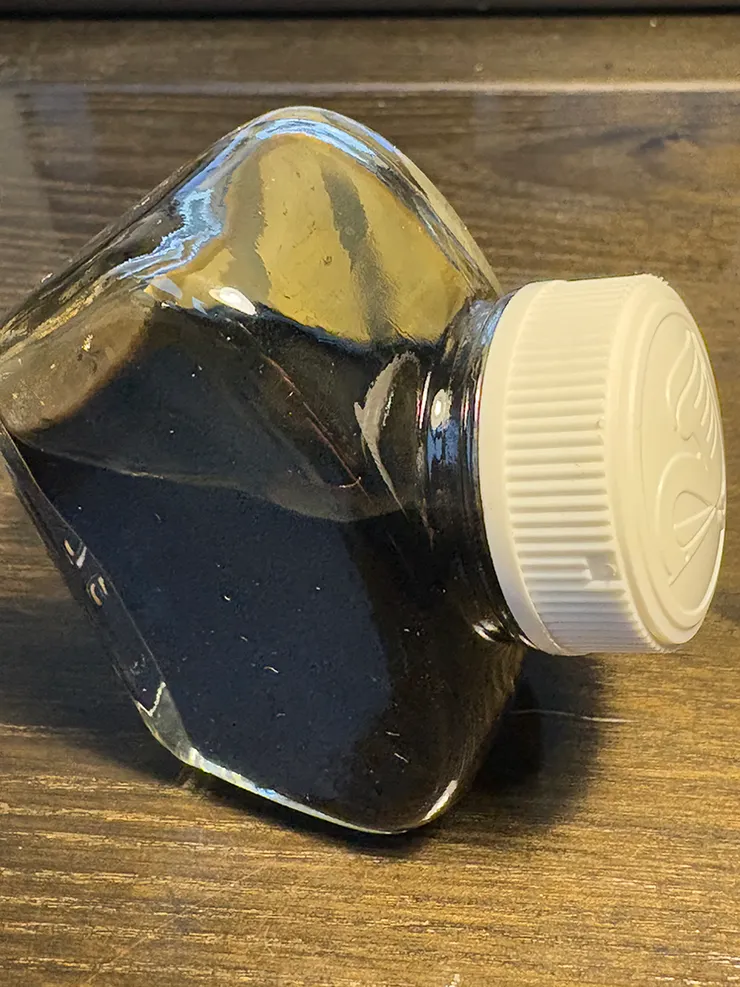 頃置瓶身的集墨設計。