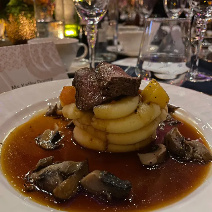 好吃的燉牛肉、薯泥、洋菇和肉汁。