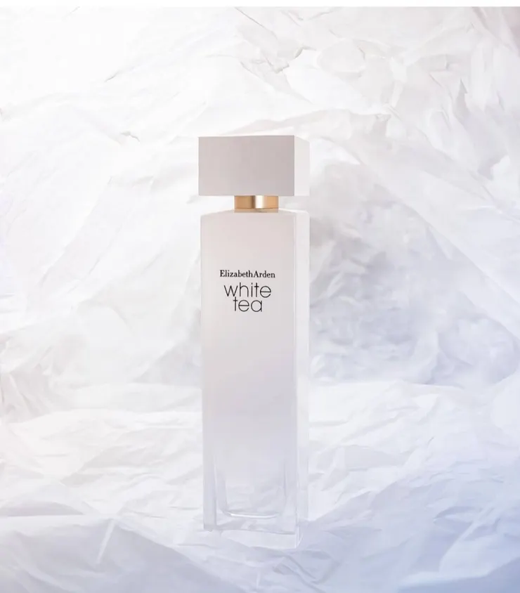白茶淡香水的瓶身設計是下方漸層的透明 (圖片來源 : 雅頓官方IG)