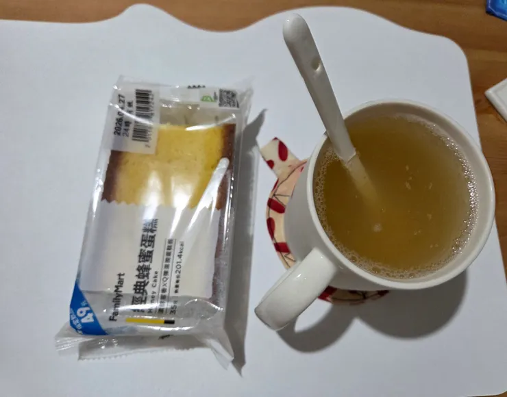 檸檬氣泡水、蜂蜜蛋糕