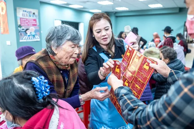抽獎活動，獎品豐富且人人有獎，長輩滿載而歸。