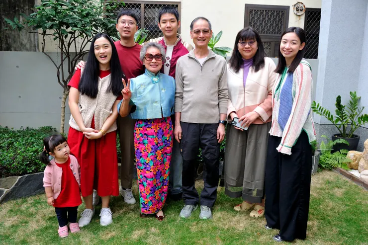 【照例大年初一早上在院子拍合照。】