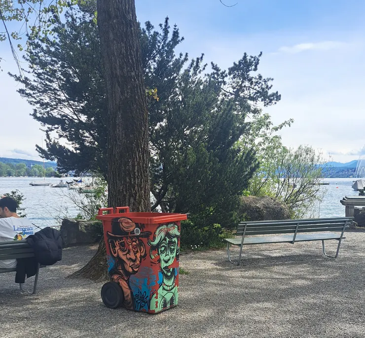 垃圾桶的塗鴉..垃圾質感變藝術了