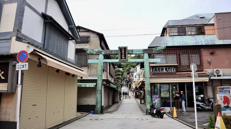 江之島上的青銅鳥居（photo by 小嶼 2024）
