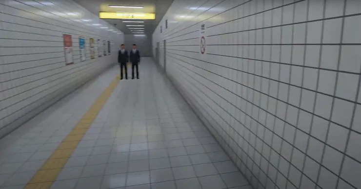 兩個保鑣站在地下道的路中央