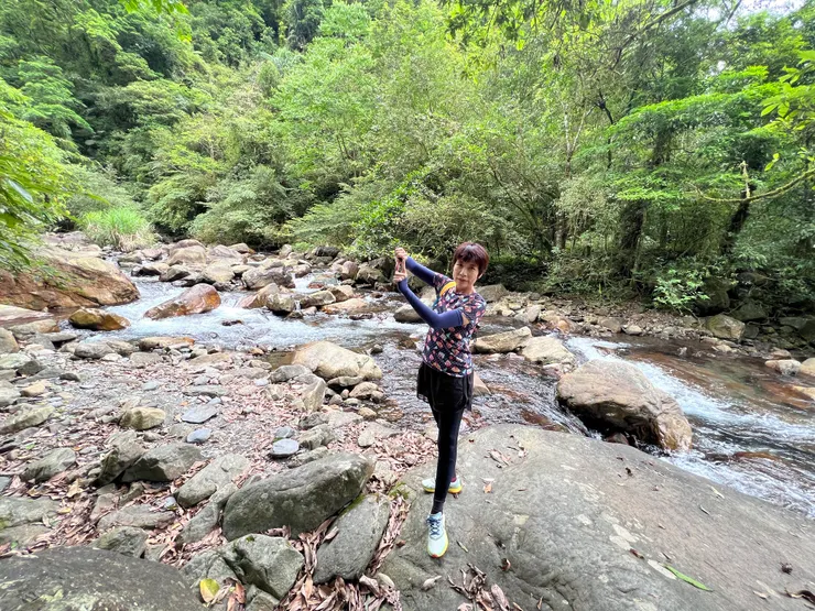 巨石旁有平坦區可泡腳