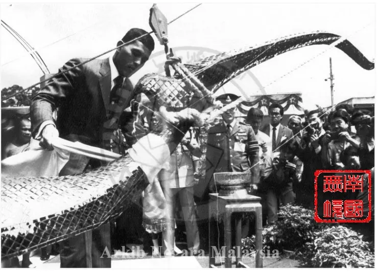 瓦吉拉隆功皇儲（當今泰皇陛下）主持龍頭升座儀式照片。-馬來西亞新聞局，馬來西亞國家檔案館檔號：2001-0049803W 。