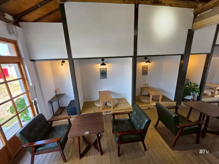 左上角那邊好顯眼 是邊緣人友善 角落座位XD