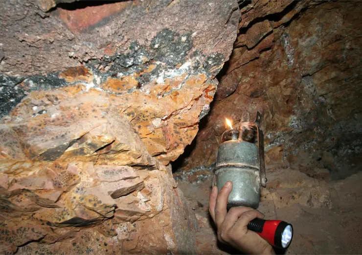 摩洛哥白鉛礦重晶石的礦洞內。資料來源:Mindat