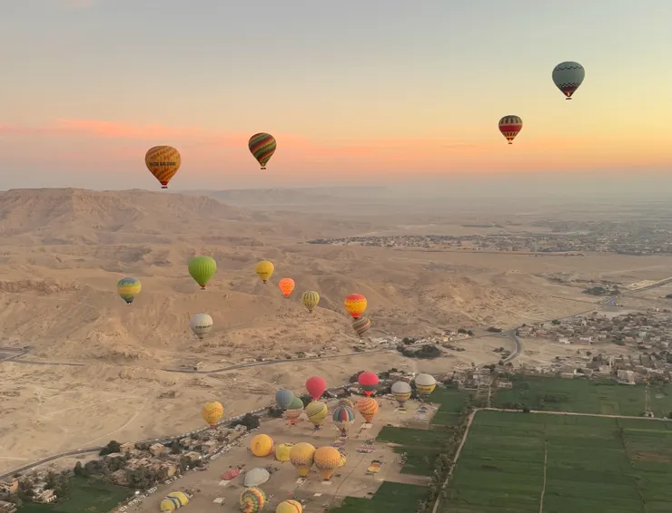 飄在帝王谷上方的熱氣球大軍！！