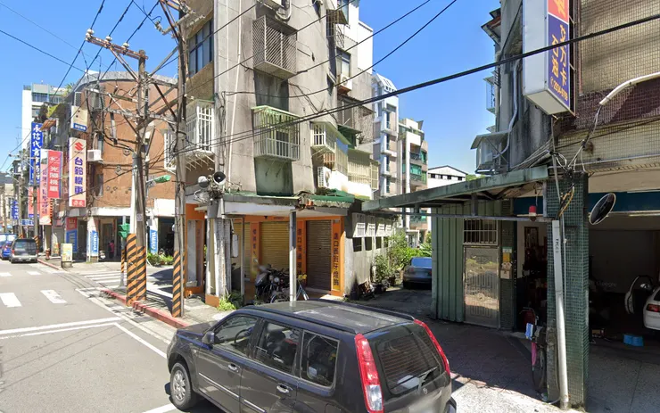 興隆路一段87號旁的小缺口，出現後巷畸零地，萬盛溪的水就從這裡流進去。