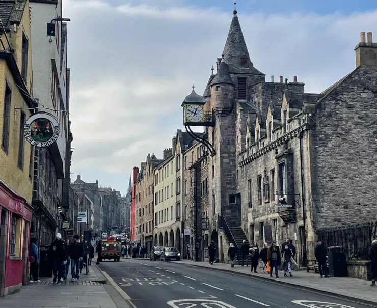 愛丁堡舊城中的 The Royal Mile 街景。
