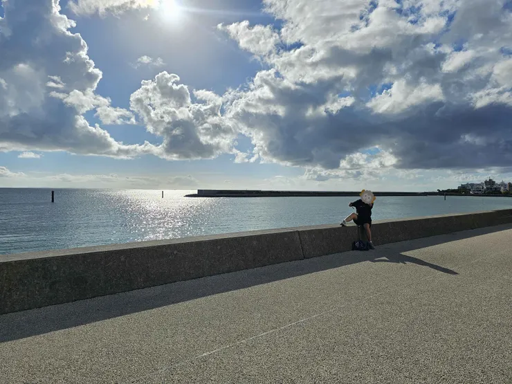 海景，與剛好入鏡的朋友。