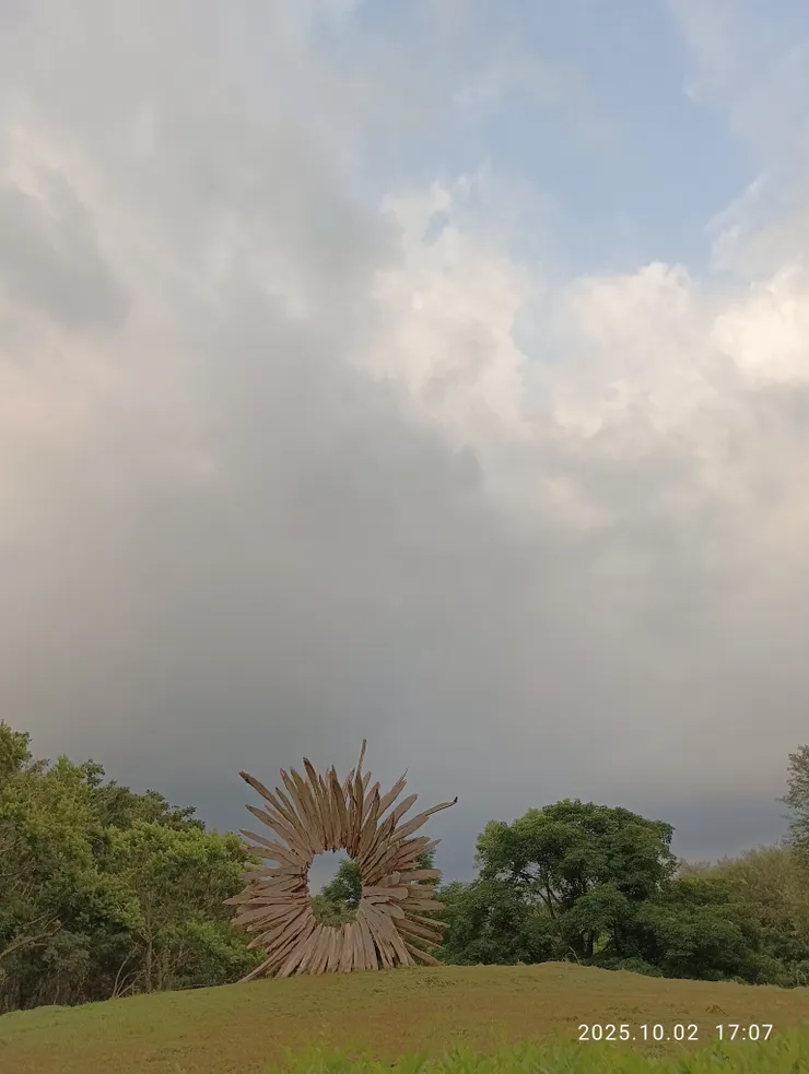 望極秋山憑欄意，自拍攝