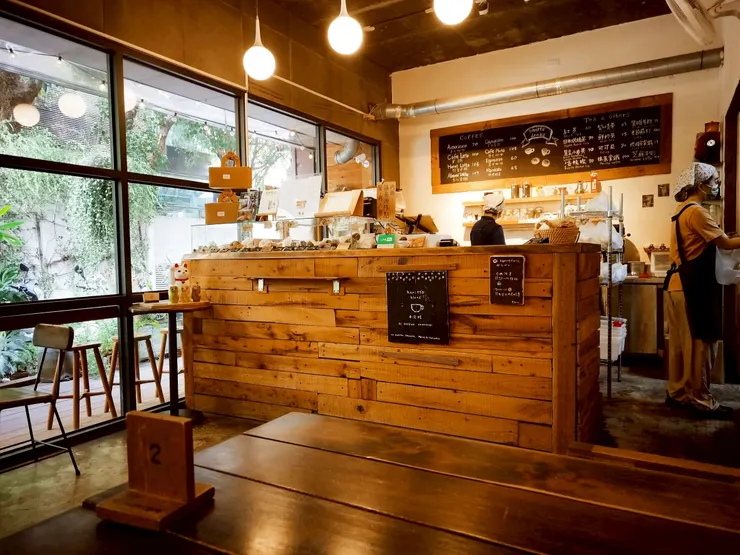 舒適木質的內部擺設