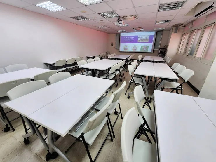 北車站前許昌光南A教室介紹 台北火車站場地租借  分組型 前面兩區關燈投影幕很清晰