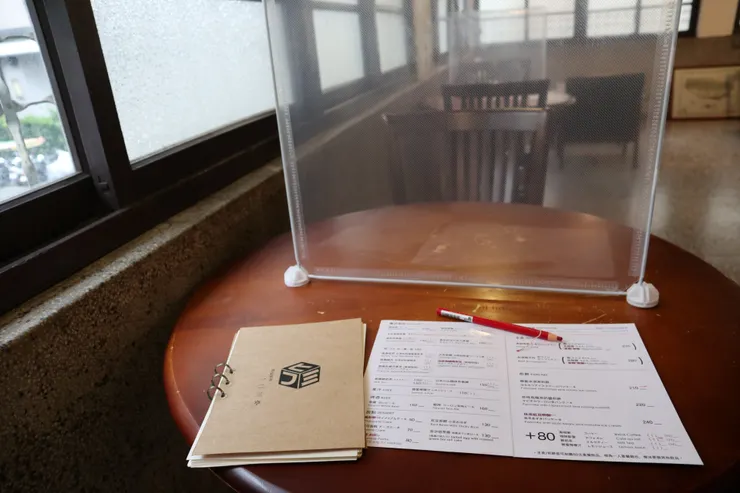 菜單與每桌必備的隔板