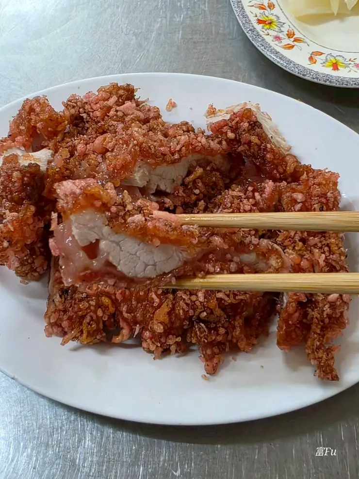 紅糟肉。份量可選大、中、小。2~3人推薦選大份。炸皮顆粒粗大，帶有淡淡的紅糟香，肉質紮實。