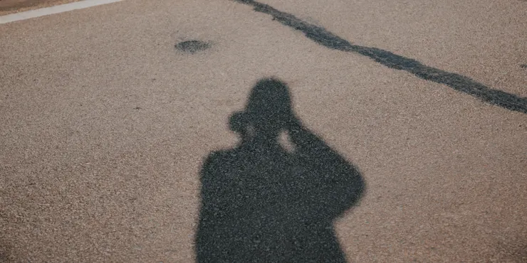 我的影子被拉得很長很長，好像連我的陰影也在發光似的