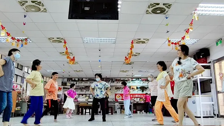 🖼 哈,我們還有隊型咧,看丫姨們跳到都在笑,心都甜起來啦!