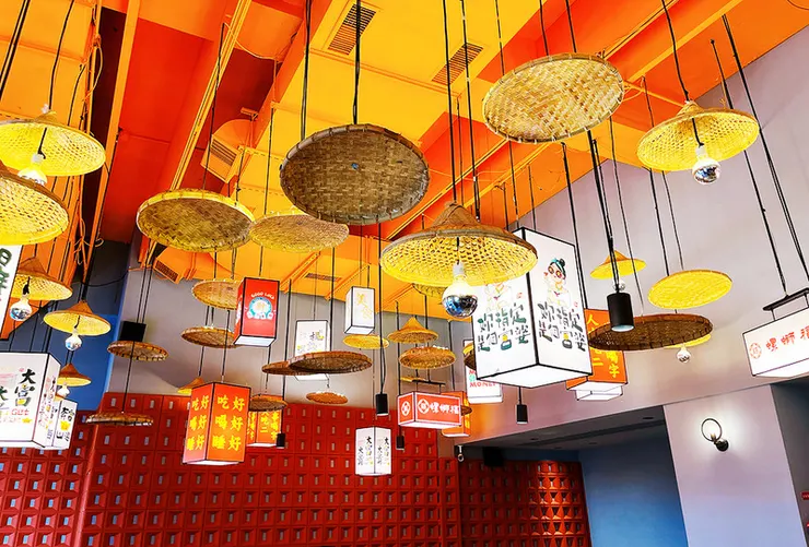 餐廳天花板掛滿寫著MONEY、大富大貴、富婆等趣味字樣的創意燈飾，展示大滿貫功夫鍋的品牌特色。