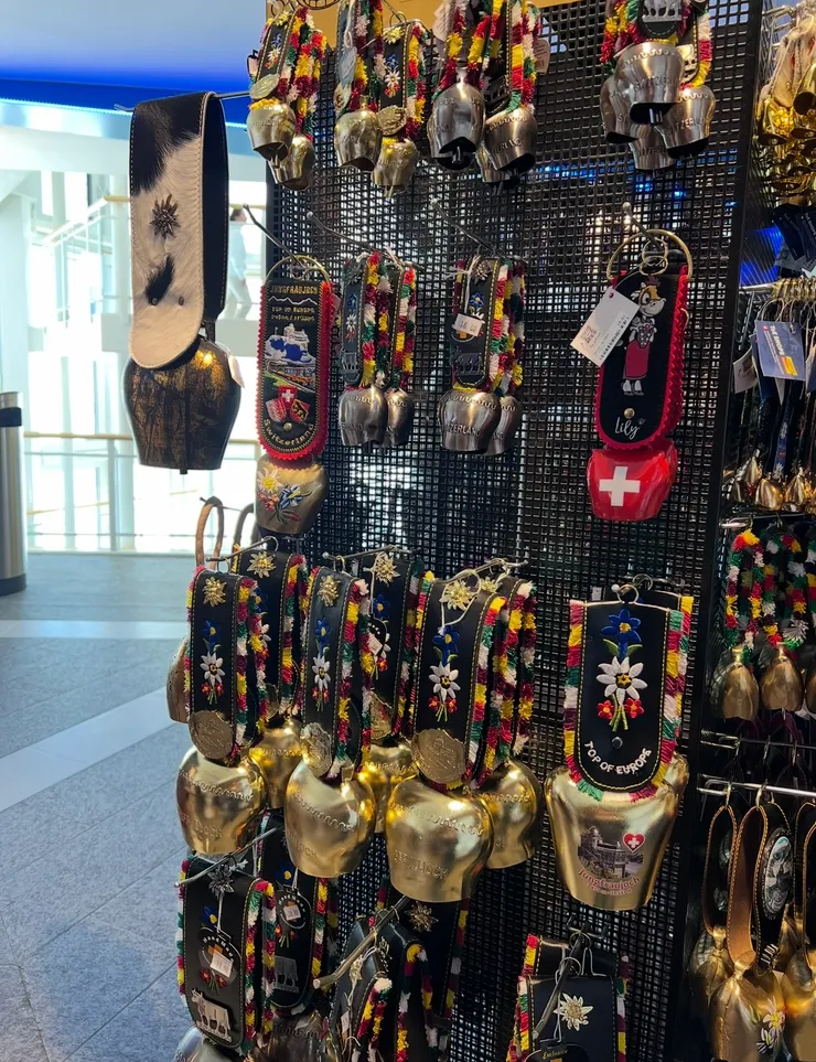 紀念品小店的牛鈴很有特色，家𥚃已經有一個了，再多看幾眼吧