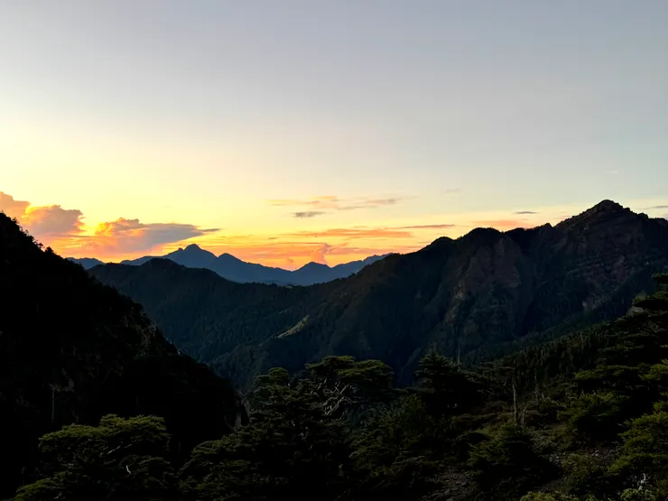 爬完長長的山溝才能望見美麗的晨曦