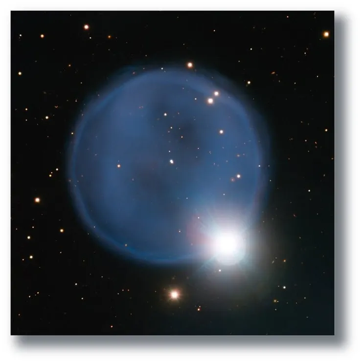 行星狀星雲Abell 33（編號PN A66 33）與恆星HD 83535偶然的視線重疊，成就宇宙中美麗的星際鑽戒景象。（圖片引用自臺北天文館之網路天文館網站） 