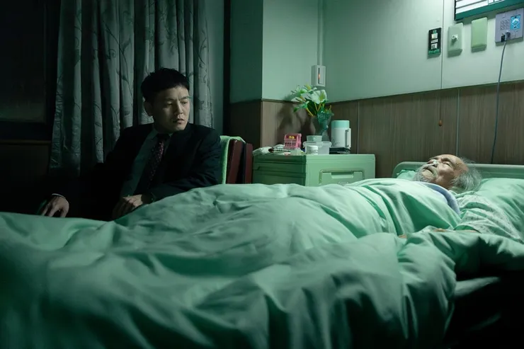 《死亡賭局》劇照，主角與病危老父親