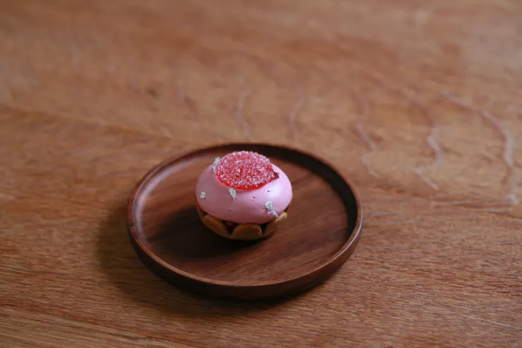 甜點套餐：Welcome snack（洛神軟糖／覆盆子奶霜／小塔），使用餐具：TG 台灣相思木圓形杯墊