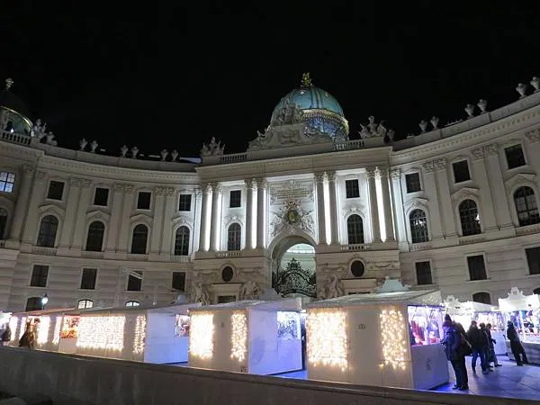 霍夫堡市集則純白如貴族般優雅