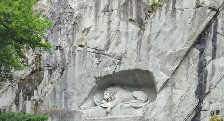 沉睡的獅子雕像那悲傷的神情頗讓人心痛