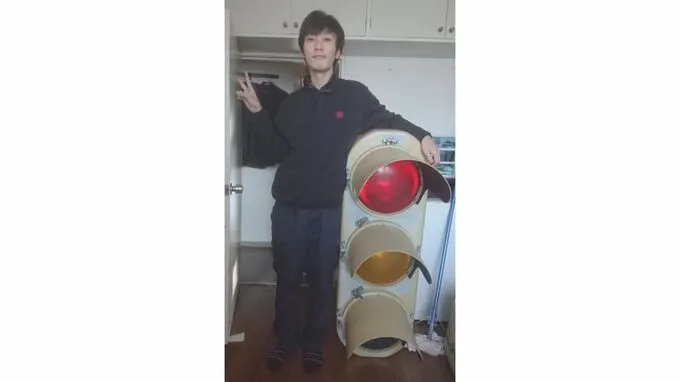 新聞所附的圖片。紅綠燈愛好者丹羽拳士朗