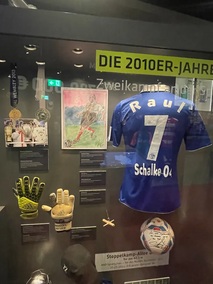 Raul在Schalke 04的經典球衣