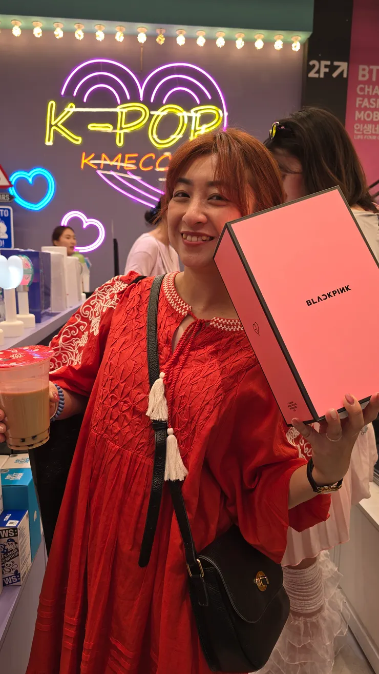 黑粉人手一支，到kpop店才知道，粉貴80000won