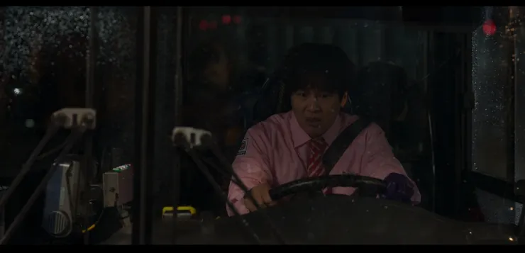 全啟道將公車開到警察局前,這是他平凡中唯一求助的方式。( Source : Disney +)